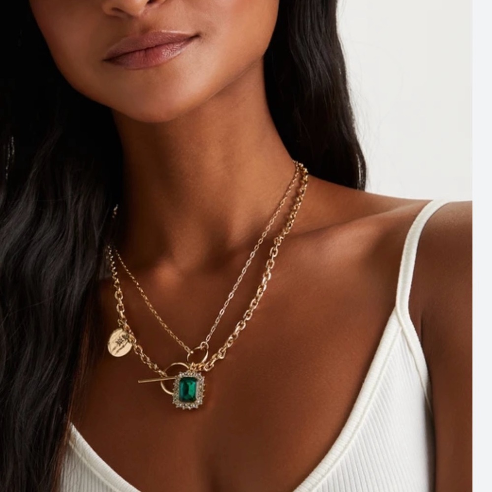 Elegant Gold and Green Pendant Necklace